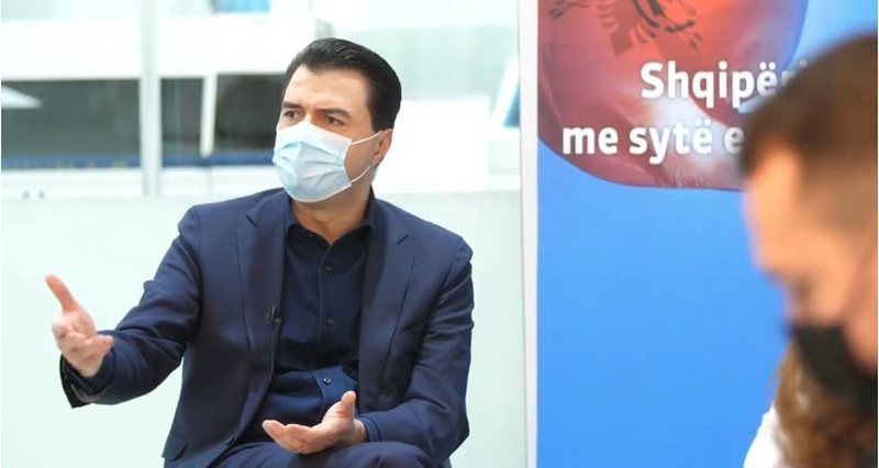 Ekonomisti më i paparë Basha “heq taksat e rrit rrogat”! Takim me studentët e mjeksisë: Do rris pagat në sistemin shëndetësor, 1200 euro për mjekët dhe 700 euro për infermierët Ekonomisti më i paparë Basha “heq taksat e rrit rrogat”! Takim me studentët e mjeksisë: Do rris pagat në sistemin shëndetësor, 1200 euro për mjekët dhe 700 euro për infermierët