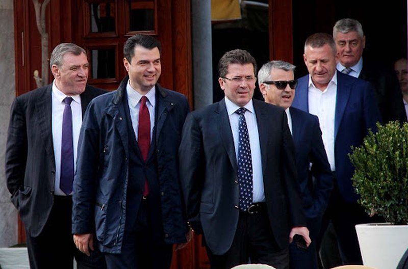 Basha fut në ankth Kryemadhin, Dukën, Mediun dhe Shehin, shtyn vendimin për listat e kandidatëve, skadon afati i vendosur nga aleatët Basha fut në ankth Kryemadhin, Dukën, Mediun dhe Shehin, shtyn vendimin për listat e kandidatëve, skadon afati i vendosur nga aleatët