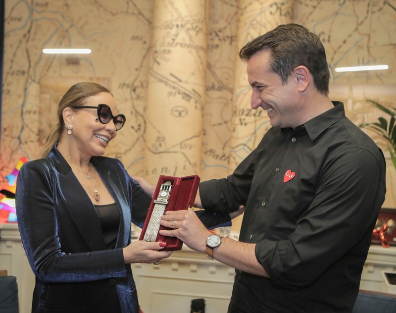 “Kam miq shqiptarë”/ Ornella Mutit i dhurohet “Kulla e Sahatit”, aktorja ikonë e kinemasë italiane tregon përshtypjet mbi Tiranën nga vizita e parë deri sot “Kam miq shqiptarë”/ Ornella Mutit i dhurohet “Kulla e Sahatit”, aktorja ikonë e kinemasë italiane tregon përshtypjet mbi Tiranën nga vizita e parë deri sot