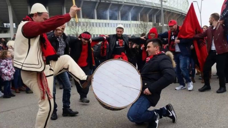 Emocionuese! Shikoni çfarë po ndodh në aeroport: Emigrantët priten në një mënyrë të pazakontë (Video) Emocionuese! Shikoni çfarë po ndodh në aeroport: Emigrantët priten në një mënyrë të pazakontë (Video)