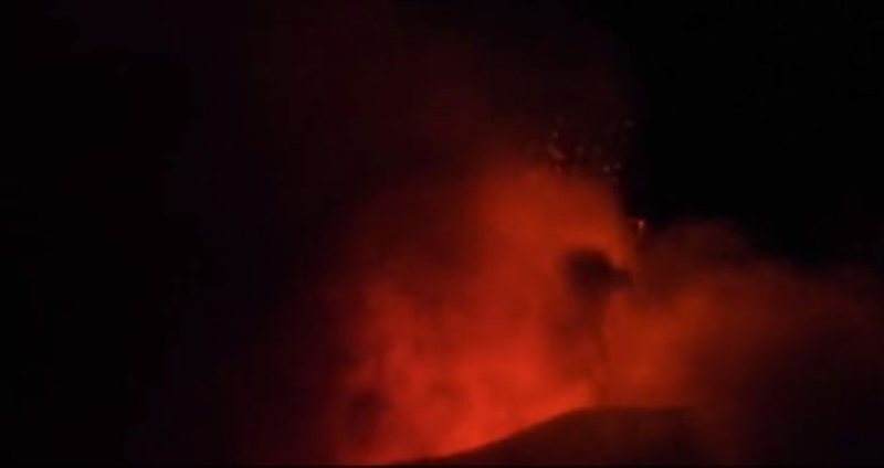 VIDEO/ Shpërthen vullkani Etna në Itali ku natën e bën ditë: Llavë dhe hi në qiell, regjistrohen 17 tërmete, e pazakonta që ka ndodhur me reshjet, bien nga qielli me… VIDEO/ Shpërthen vullkani Etna në Itali ku natën e bën ditë: Llavë dhe hi në qiell, regjistrohen 17 tërmete, e pazakonta që ka ndodhur me reshjet, bien nga qielli me…