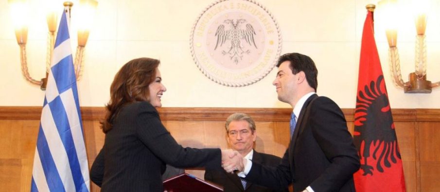 “Patrioti” Berisha, shitësi i dështuar i trojeve dhe tradhëtar me vendim kushtetues i kapur nga paranojat e vjetra: Rama ka bërë marrëveshje të fshehtë me grekët, thikë e tmerrshme pas shpine ndaj Shqipërisë “Patrioti” Berisha, shitësi i dështuar i trojeve dhe tradhëtar me vendim kushtetues i kapur nga paranojat e vjetra: Rama ka bërë marrëveshje të fshehtë me grekët, thikë e tmerrshme pas shpine ndaj Shqipërisë