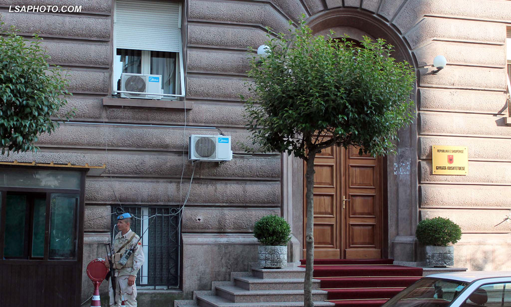 Lëvizja: Gjyqtarët e shkarkuar kërkojnë goditjen e ligjit të Vetingut në Kushtetuese, përpjekjet 4-vjeçare të PD-LSI dhe magjistratëve për sabotimin e ligjit Lëvizja: Gjyqtarët e shkarkuar kërkojnë goditjen e ligjit të Vetingut në Kushtetuese, përpjekjet 4-vjeçare të PD-LSI dhe magjistratëve për sabotimin e ligjit