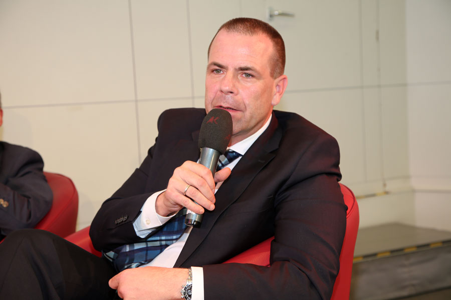 Një argat i Putinit në Parlamentin Europian, që sulmon shqiptarët Një argat i Putinit në Parlamentin Europian, që sulmon shqiptarët