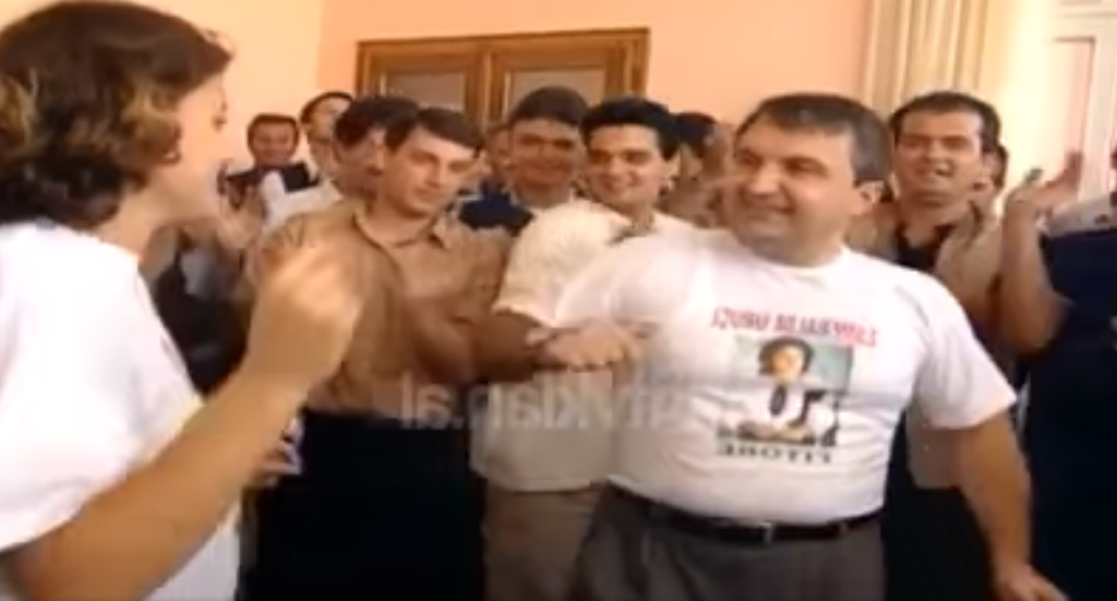 VIDEO-LAJM/ Ilir Meta e ka filluar që herët kërcimin, tashmë është “veteran”. Kara: Ja dhe kolopuçi