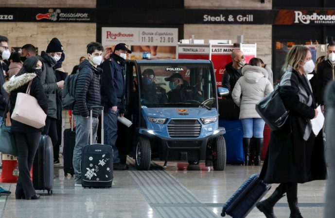 Një grua e kthyer nga Britania e Madhe bashkë me partnerin të izoluar në Itali, autoritetet qetësojnë: Varianti i ri i koronavirusit nuk është më agresiv Një grua e kthyer nga Britania e Madhe bashkë me partnerin të izoluar në Itali, autoritetet qetësojnë: Varianti i ri i koronavirusit nuk është më agresiv