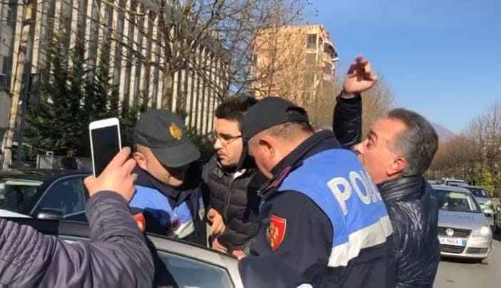 Deputeti i PD-së, pas v.rasjes së Klodianit: Jemi mbledhur për të festuar. Protestuesi: Të q****a robt, pse jemi mbledhur për të festuar?! Deputeti i PD-së, pas v.rasjes së Klodianit: Jemi mbledhur për të festuar. Protestuesi: Të q****a robt, pse jemi mbledhur për të festuar?!