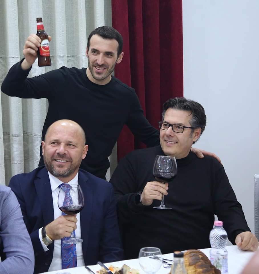 Xhelal Mziu ia shtron në Kamëz me Edi Palokën, dhe “pijanecin” e ri Ivi Kaso …“flet” gota e verës: Më 25 prill e hedhim “nokaut” Ramën Xhelal Mziu ia shtron në Kamëz me Edi Palokën, dhe “pijanecin” e ri Ivi Kaso …“flet” gota e verës: Më 25 prill e hedhim “nokaut” Ramën