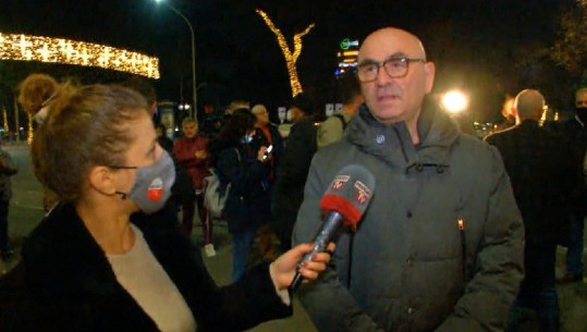 Robert Budina kryetari i shoqatës komike  për mbrojtjen e Teatrit që nuk ekziston: Protestat tona paqësore nuk kanë dhënë rezultat, na rrahën me shpulla. Kauza jonë tani, të ikë Ardi Veliu