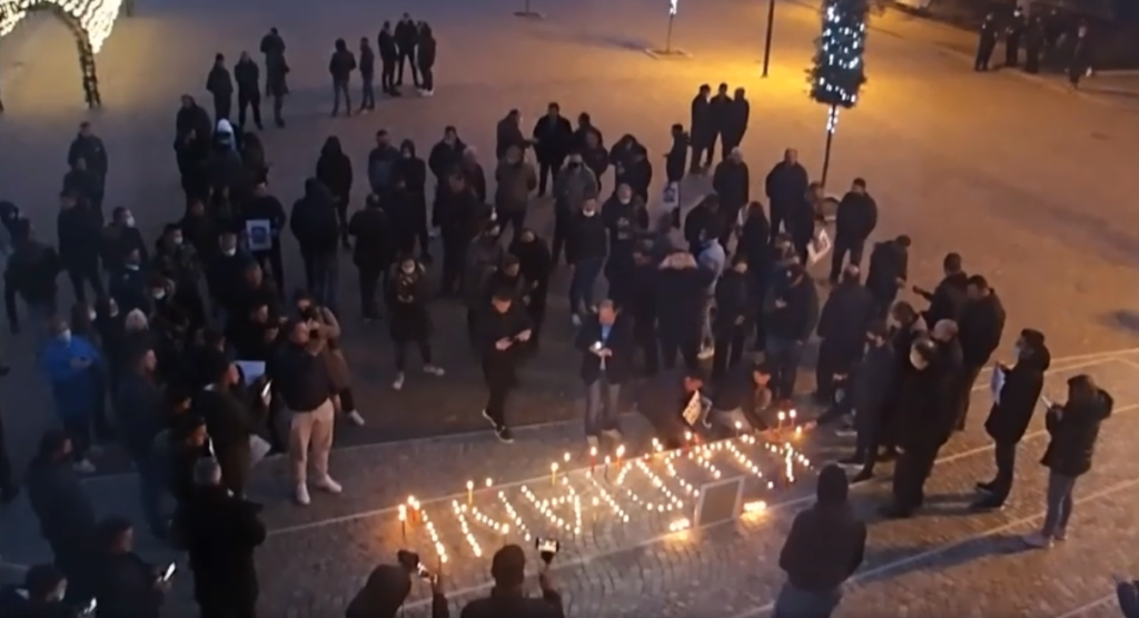 VIDEO-LAJM/ Qirinj, qytetari, qetësi dhe respekt nga zemra për shpirtin e Klodian Rashës në Mirditë VIDEO-LAJM/ Qirinj, qytetari, qetësi dhe respekt nga zemra për shpirtin e Klodian Rashës në Mirditë