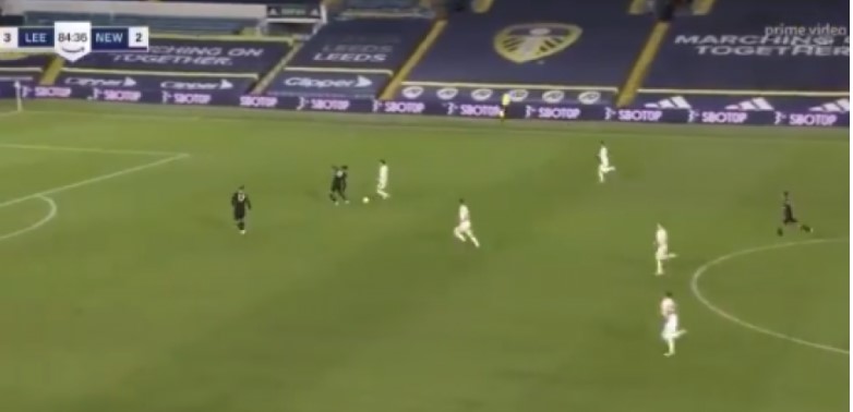 Vrapoi nga mesi i fushës: Sulmuesi shqiptar shënon golin e parë në Premier League, festa është e gjitha e tij (Video)