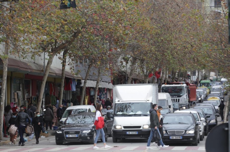 Të dhënat për vitin 2019/ Mbi 628 mijë makina në Shqipëri, kryeson “Benzi”