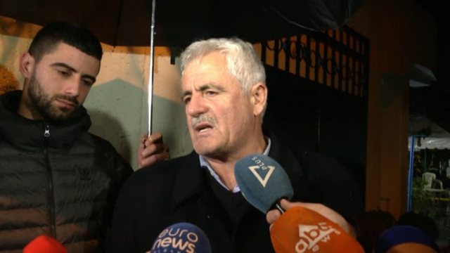 Apeli i babait të Klodianit për protestuesit para nisjes së protestës do t’iu lërë pa fjalë