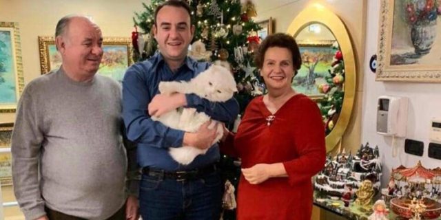 Çuni i Fahriut na prezanton familjen: Gëzuar Krishtlindjet nga unë, babi, mami dhe macja, le të lutemi së bashku Çuni i Fahriut na prezanton familjen: Gëzuar Krishtlindjet nga unë, babi, mami dhe macja, le të lutemi së bashku