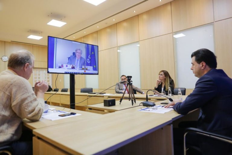 Luli ka nevojë për kurim! Denoncon Ramën në PPE, kërkesa: Ma jepni mua vaksinën anti Covid t’ua ndaj qytetarëve, s’kemi kryeministër Luli ka nevojë për kurim! Denoncon Ramën në PPE, kërkesa: Ma jepni mua vaksinën anti Covid t’ua ndaj qytetarëve, s’kemi kryeministër