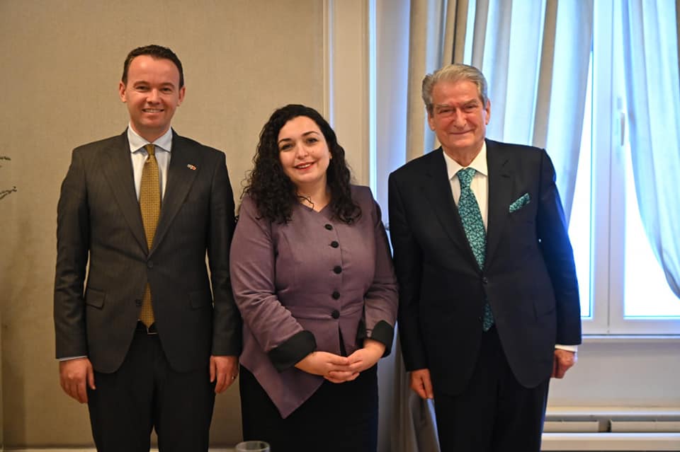 “Askush nuk ja përmendi”! Kreshnik Spahiu nxjerr ‘zbuluar’ Vjosa Osmanin: 10 pyetje miqësore për rrjedhjet e Vjosës e cila ngatrron qëllimisht traun e Kastratit, me kufirin Shqipëri-Kosovë “Askush nuk ja përmendi”! Kreshnik Spahiu nxjerr ‘zbuluar’ Vjosa Osmanin: 10 pyetje miqësore për rrjedhjet e Vjosës e cila ngatrron qëllimisht traun e Kastratit, me kufirin Shqipëri-Kosovë