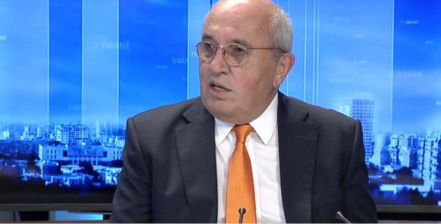 Iku dhe Niku! Qasja e dhimbshme e Besnikut: Nga “i përdoruri” Mustafa Nano te “burri i ditur” Agron Gjekmarkaj Iku dhe Niku! Qasja e dhimbshme e Besnikut: Nga “i përdoruri” Mustafa Nano te “burri i ditur” Agron Gjekmarkaj