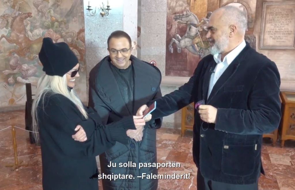 “Zyrtarisht jeni shqiptare”! Kryeministri Rama surprizon këngëtaren e njohur dhe i dhuron pasaportën: Skënderbeu më dërgoi një mesazh, më doli në ëndërr “Zyrtarisht jeni shqiptare”! Kryeministri Rama surprizon këngëtaren e njohur dhe i dhuron pasaportën: Skënderbeu më dërgoi një mesazh, më doli në ëndërr