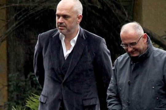 GURGULEJA: Kush është ekuivalenti opozitar i Myslym Pashës që provon “tradhëtinë” e Ramës me detin? GURGULEJA: Kush është ekuivalenti opozitar i Myslym Pashës që provon “tradhëtinë” e Ramës me detin?