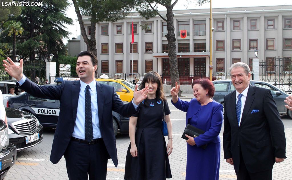 Ka qenë në gjumë letargjik i shkreti Lulzi?! Habit me revoltën e tij prej idioti, harron se Çuçi ka vite ministër: Durimit i erdhi fundi, si vete Rama e vë ministër të afërmin e tij! Ka qenë në gjumë letargjik i shkreti Lulzi?! Habit me revoltën e tij prej idioti, harron se Çuçi ka vite ministër: Durimit i erdhi fundi, si vete Rama e vë ministër të afërmin e tij!