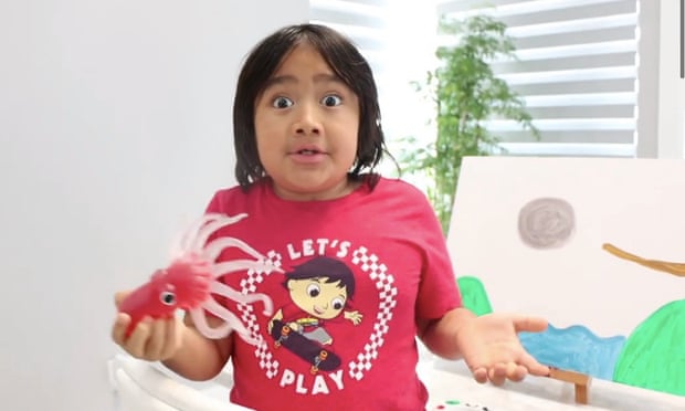 9-vjeçari thyen çdo rekord, bëhet më i paguari nga Youtube me 30 mln USD të ardhura në vit 9-vjeçari thyen çdo rekord, bëhet më i paguari nga Youtube me 30 mln USD të ardhura në vit