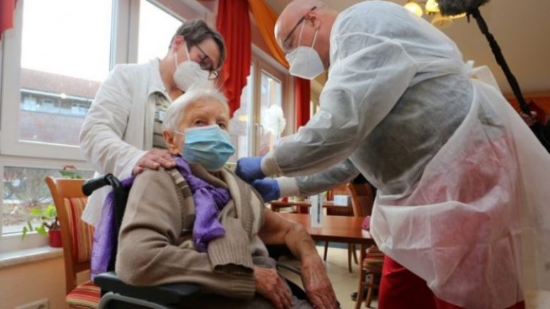Nis vaksinimi kundër koronavirusit në BE, 101-vjeçarja bën e para vaksinën në Gjermani (Video)
