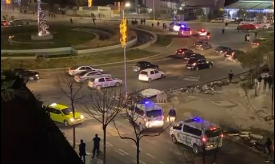 VIDEO/ Pas përfundimit të marshimit, Policia ndjek dhe shpërndan protestuesit deri tek ”Zogu i Zi”