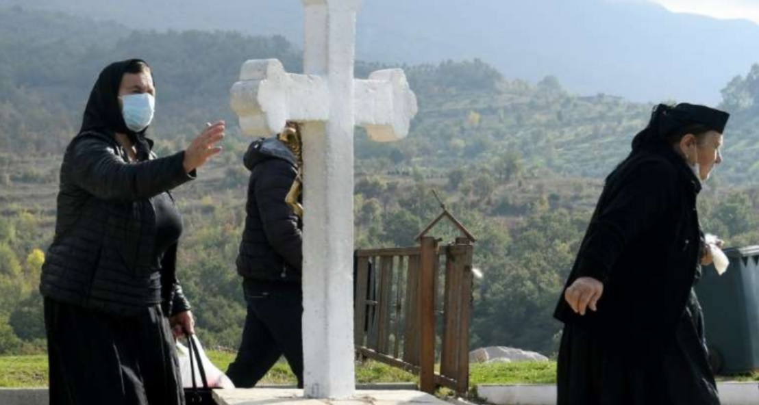 Me vizita tek kisha e Laçit, arushë në çati dhe hudhra: Si po kërkojnë shqiptarët të mbrohen nga Covid-i