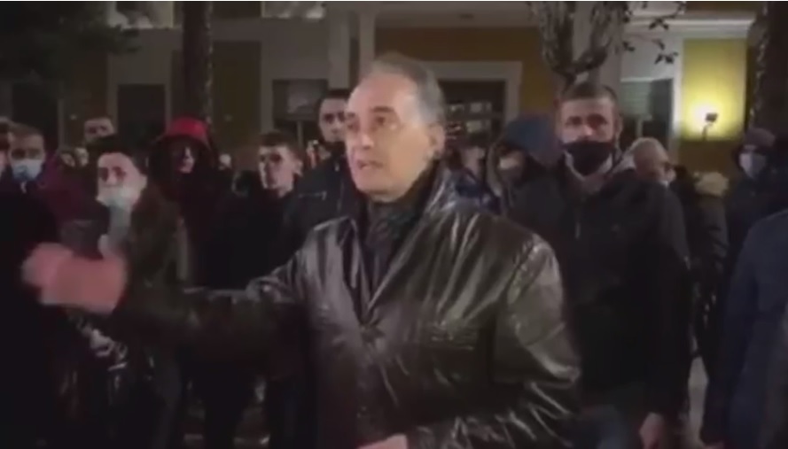 VIDEO/ Protestuesi ofendon rëndë ish deputetin e PD Luan Baci: Pse bënë politikë me të v.dekurit o tq**sha ropt!