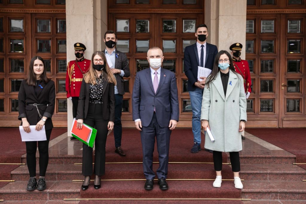 Ilir Meta, thirrje të rinjve: Është koha të rrëzoni këtë sistem, do ju ndihmoj dhe unë se po ju trajtojnë si kukulla partie Ilir Meta, thirrje të rinjve: Është koha të rrëzoni këtë sistem, do ju ndihmoj dhe unë se po ju trajtojnë si kukulla partie