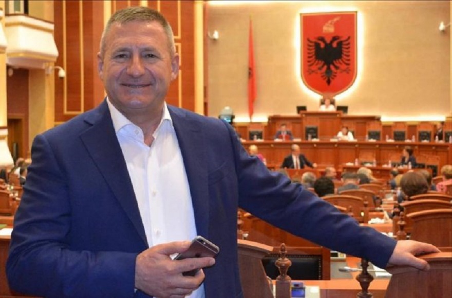 Nard Ndoka godet sërish: Ata që nuk protestuan dje, mos hanë m*t sot