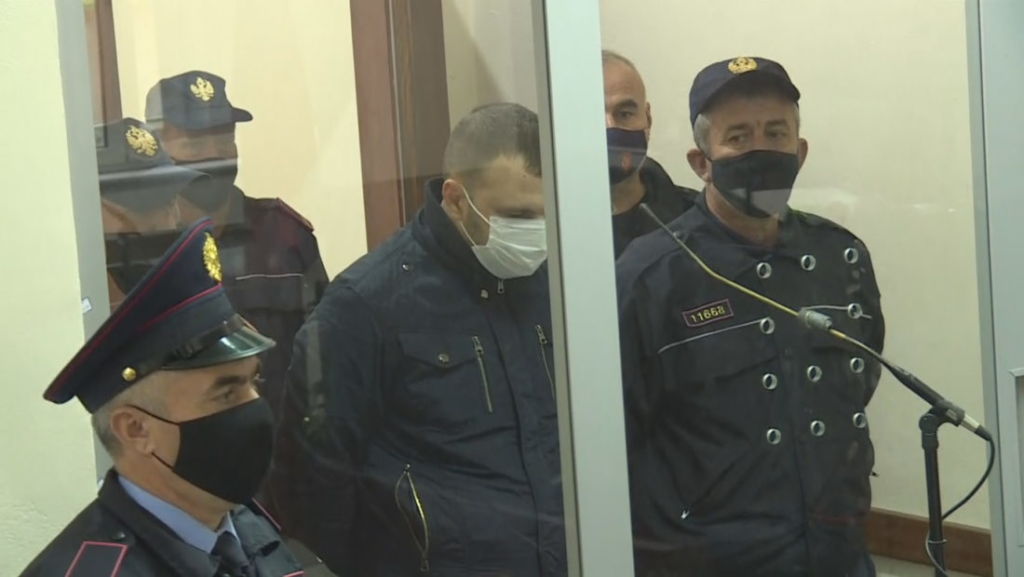 Efektivi i policisë shfaqet në gjendje të rënduar para gjykatës: Sillni familjen këtu t’u kërkoj falje! Merrni çfarë mase të doni