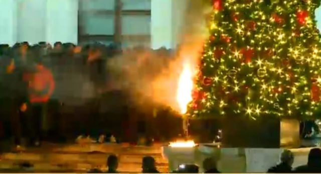 Protestuesit rrëzojnë dhe i vendosin zjarrin pemës së Krishtlindjeve para Kryeministrisë, plagoset “Stresi” nga shokët e tij Protestuesit rrëzojnë dhe i vendosin zjarrin pemës së Krishtlindjeve para Kryeministrisë, plagoset “Stresi” nga shokët e tij