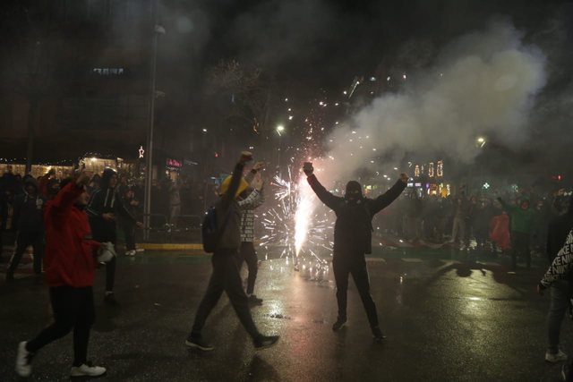 Dorëheqja e Sandër Lleshajt dhe protestat bëjnë jehonë në mediat ndërkombëtare