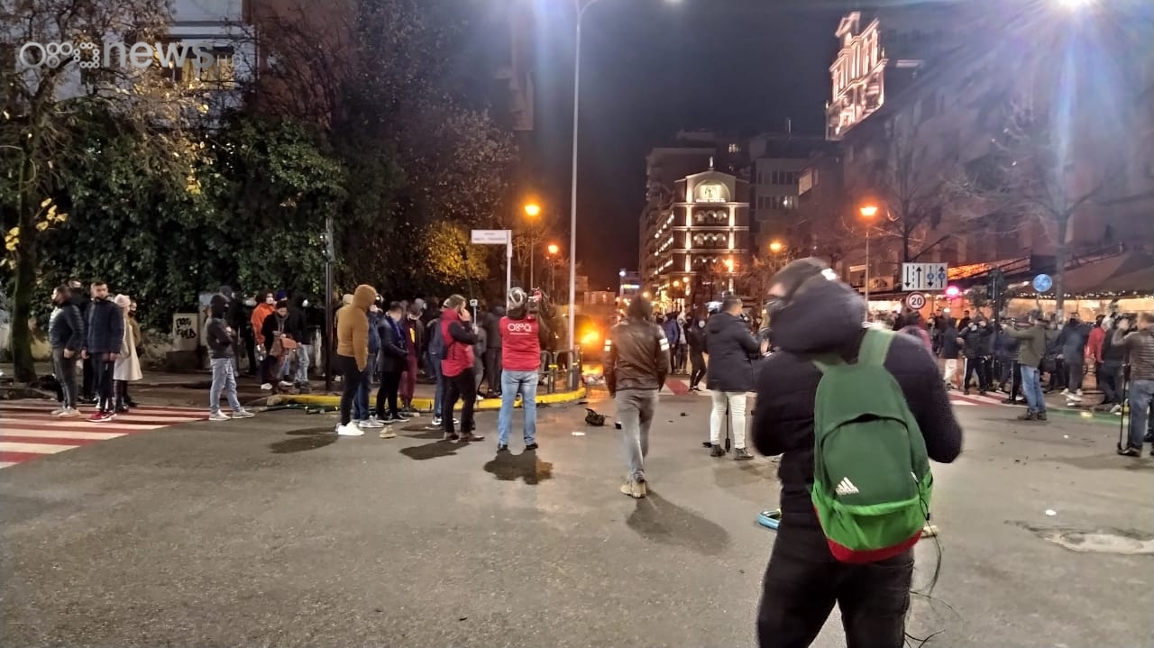 “Rroftë Sali Berisha”! Protestuesit “për Klodin” i ka marrë malli për Sali dajakun i drejtohen Bllokut me dy gishtat lart “Rroftë Sali Berisha”! Protestuesit “për Klodin” i ka marrë malli për Sali dajakun i drejtohen Bllokut me dy gishtat lart