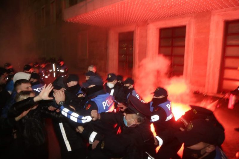 PD kallëzon në SPAK Ardi Veliun për 5 vepra penale të kryera gjatë protestave PD kallëzon në SPAK Ardi Veliun për 5 vepra penale të kryera gjatë protestave