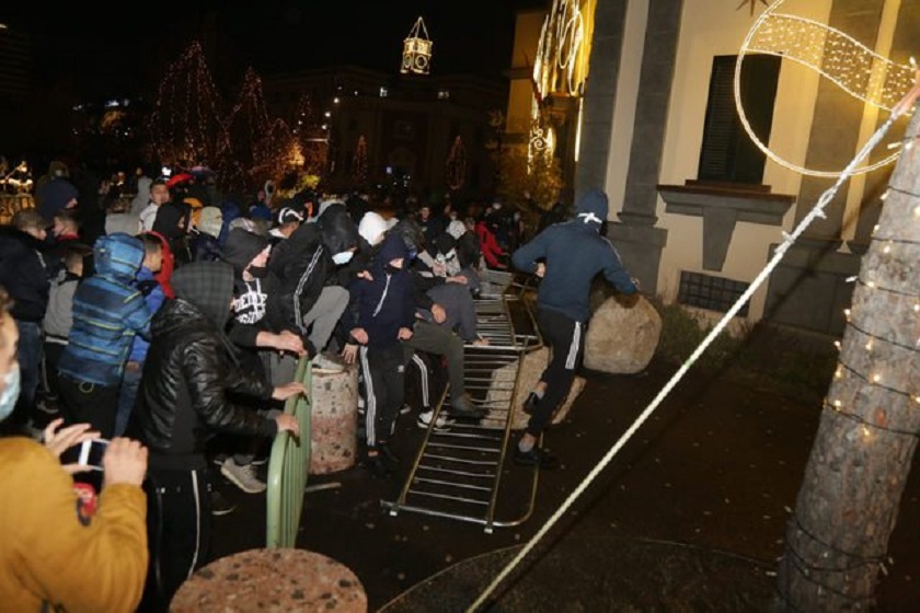 Kaosi në protestë, zv.kryeministri Braçe publikon videon dhe reagon ashpër: Ky tani është krim!