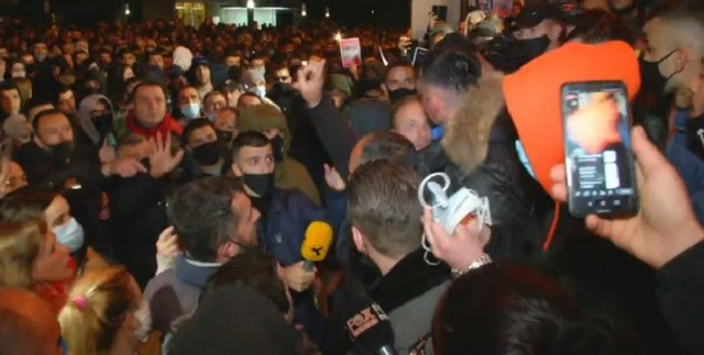 Plas sherri në protestë mes dy këngëtarëve dhe mbështetësve të tyre Plas sherri në protestë mes dy këngëtarëve dhe mbështetësve të tyre