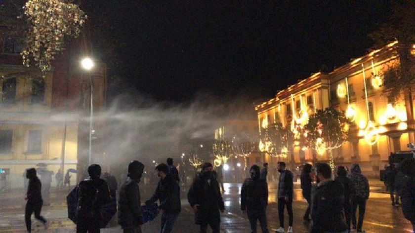 Gjykata Kushtetuese shfuqizoi ligjin që ndalonte protestat pa lejen e policisë, Vasili: Vendimi të reflektohet në Kodin Penal Gjykata Kushtetuese shfuqizoi ligjin që ndalonte protestat pa lejen e policisë, Vasili: Vendimi të reflektohet në Kodin Penal