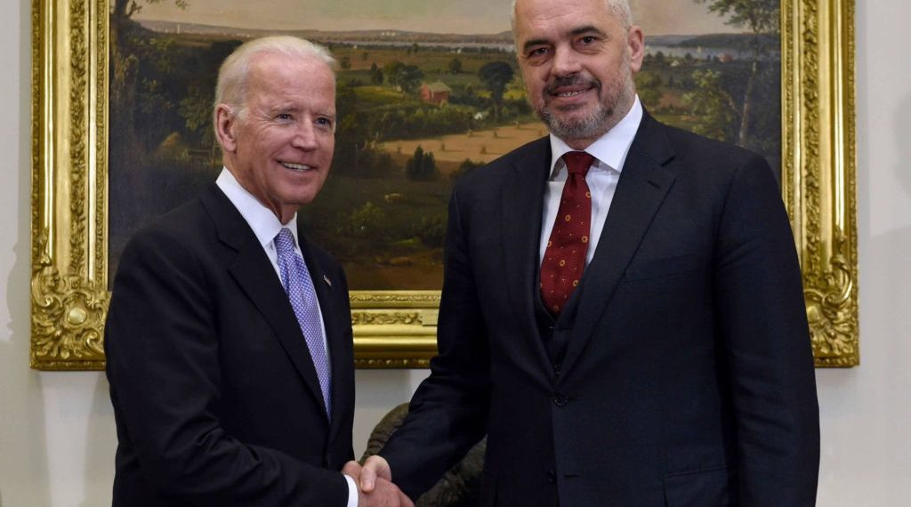 Rama nuk u shpëton kamerave as në SHBA, e fotografojnë rrugëve të Nju Jorkut nën shoqërinë e… (Pamjet që po qarkullojnë në rrjet) Rama nuk u shpëton kamerave as në SHBA, e fotografojnë rrugëve të Nju Jorkut nën shoqërinë e… (Pamjet që po qarkullojnë në rrjet)