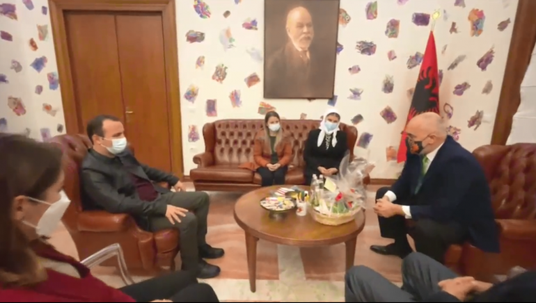 Rama pret në zyrë efektivin e plagosur në protestë: “Fola direkt me Erdogan, transplanti në sy doli me sukses”!