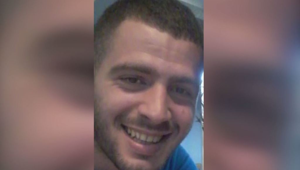 Mes lotësh, babai i Klodian Rashës dhuron paratë për shërimin e vogëlushes nga Shkupi Mes lotësh, babai i Klodian Rashës dhuron paratë për shërimin e vogëlushes nga Shkupi