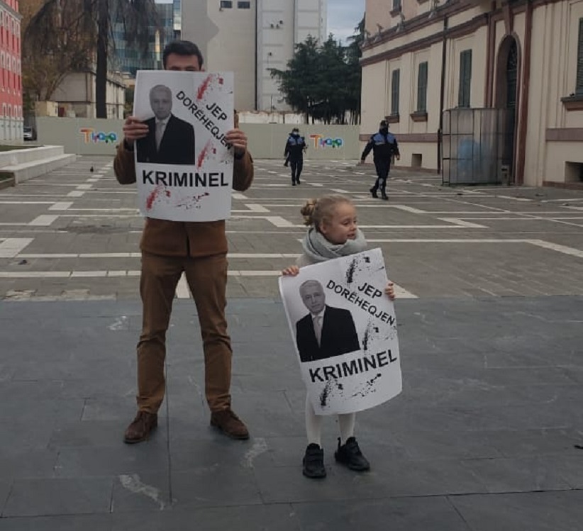 Djali i ish-kryeministrit shqiptar i bashkohet protestës për Klodjanin me vajzën e vogël: Policia donte të më shoqëronte
