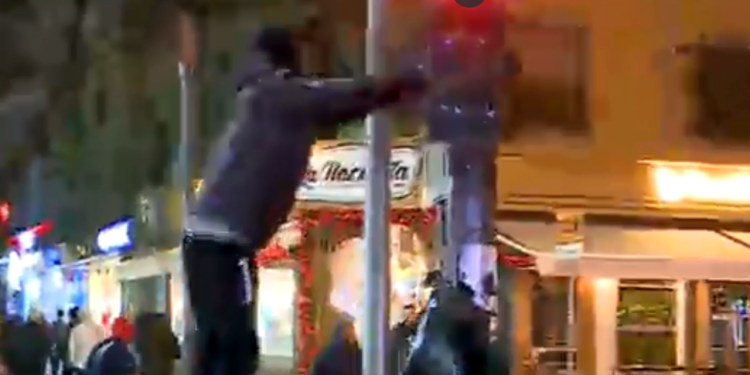 Vazhdon thyerja e sinjalistikës rrugore, protestuesit shkulin semaforët dhe tabelat Vazhdon thyerja e sinjalistikës rrugore, protestuesit shkulin semaforët dhe tabelat