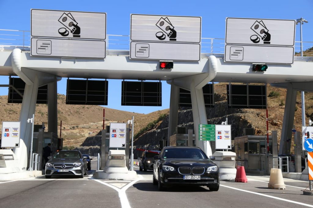 ANALIZA: Hipokrizia e Albin Kurtit, Vjosja Osmanit dhe opozitës në Tiranë, dhe pse tarifa për “Rrugën e Kombit” s’mund të hiqet ANALIZA: Hipokrizia e Albin Kurtit, Vjosja Osmanit dhe opozitës në Tiranë, dhe pse tarifa për “Rrugën e Kombit” s’mund të hiqet