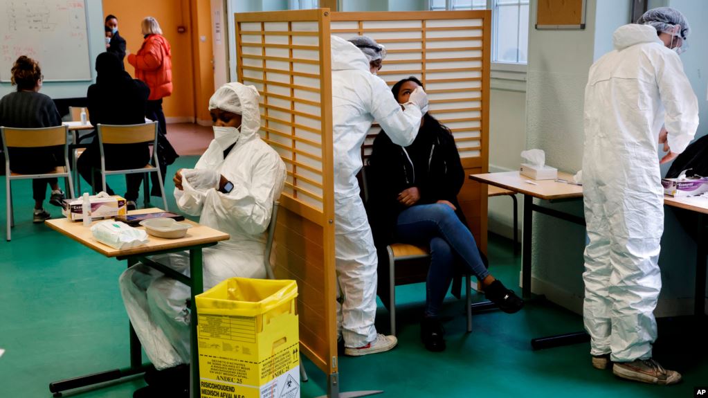 Franca përballet me rezistencë të publikut ndaj vaksinës kundër Covid-19 Franca përballet me rezistencë të publikut ndaj vaksinës kundër Covid-19