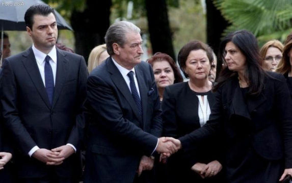 “Sali Berisha i dhuroi PD-në Lulzim Bashës”?! Jozefina Topalli: Unë kurrë nuk e kam votuar, më 25 prill e mbyll ciklin ai “Sali Berisha i dhuroi PD-në Lulzim Bashës”?! Jozefina Topalli: Unë kurrë nuk e kam votuar, më 25 prill e mbyll ciklin ai