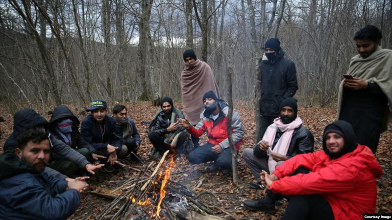 Refugjatët në mëshirën e dimrit në Bosnje, pas djegies së kampit Refugjatët në mëshirën e dimrit në Bosnje, pas djegies së kampit