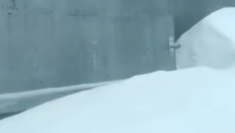 VIDEO/ Ndërtesa e mbuluar me 4 metra borë, Beqaj nga Shkodra jep lajmin e mirë: Shpëtohet familjari i “ngujuar”