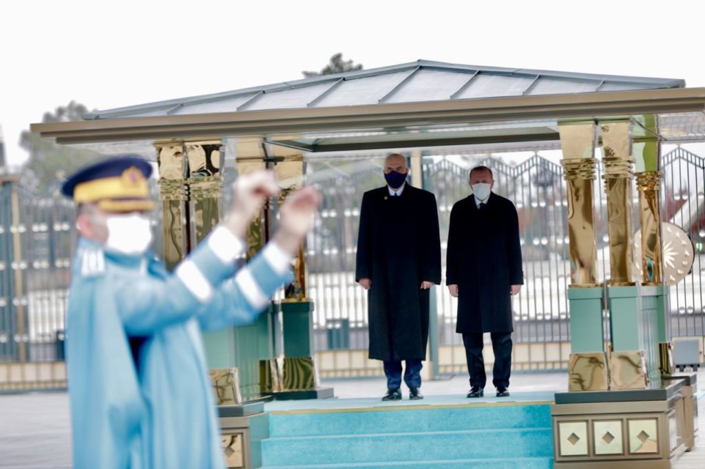 Një pritje mbresëlënëse iu rezervua Kryeministrit Edi Rama në vizitën jo zyrtare në Turqi! Mediat greke ironizojnë: Autoritetet tona po merren me a.rrestimin e grekëve që hedhin kryqin në ujë Një pritje mbresëlënëse iu rezervua Kryeministrit Edi Rama në vizitën jo zyrtare në Turqi! Mediat greke ironizojnë: Autoritetet tona po merren me a.rrestimin e grekëve që hedhin kryqin në ujë